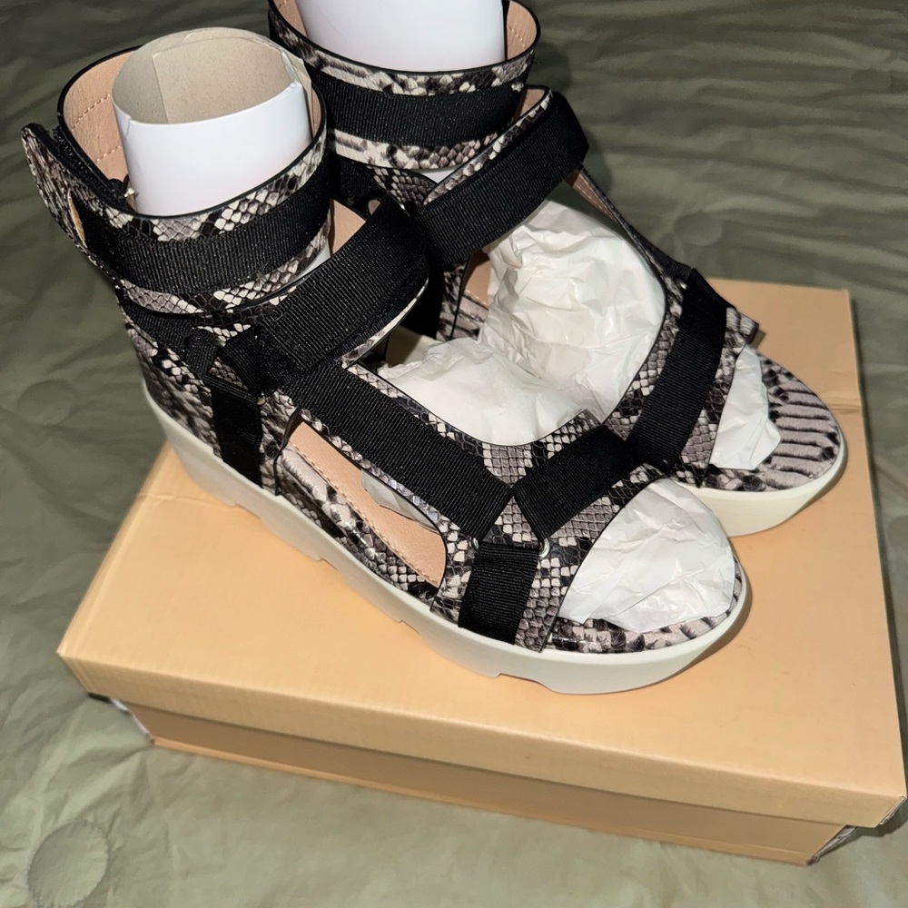 Yoki Snakeskin Platform Sport Sandals – Size